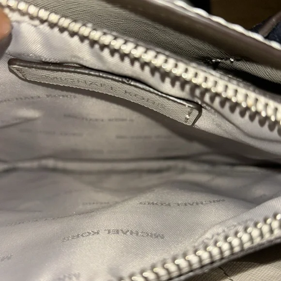MICHAEL KORS CROSSBODY EUC WITH DUSTBAG - Picture 6 of 8